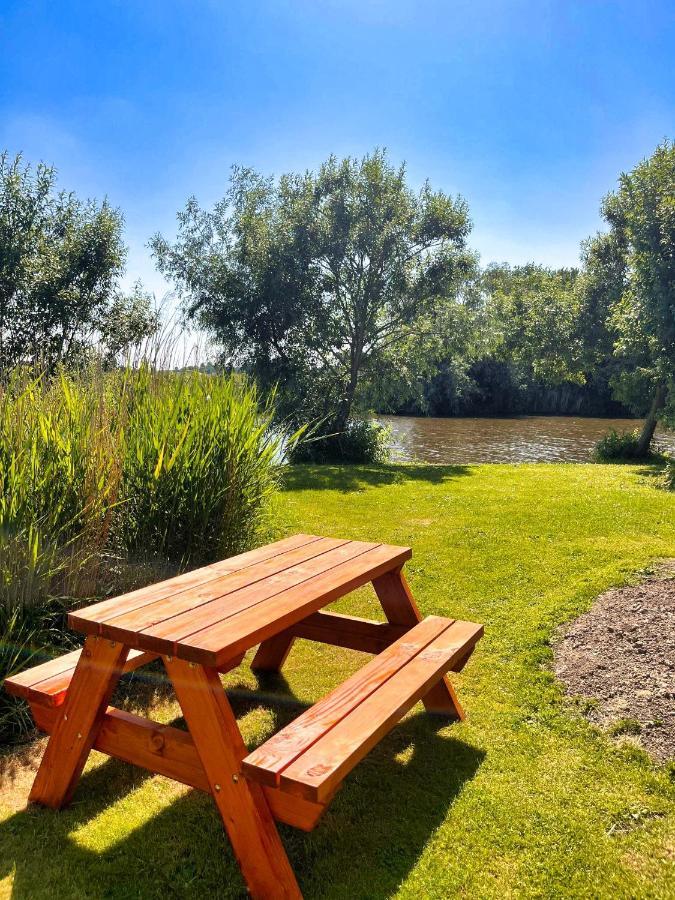 Pod Hotelkamer Aan Het Water Доккум Экстерьер фото